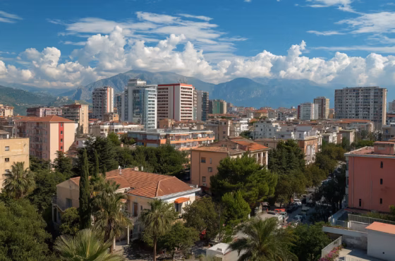 Tirana – Farbenfrohe Hauptstadt mit Flair und Vielfalt direkt ab Leipzig erleben